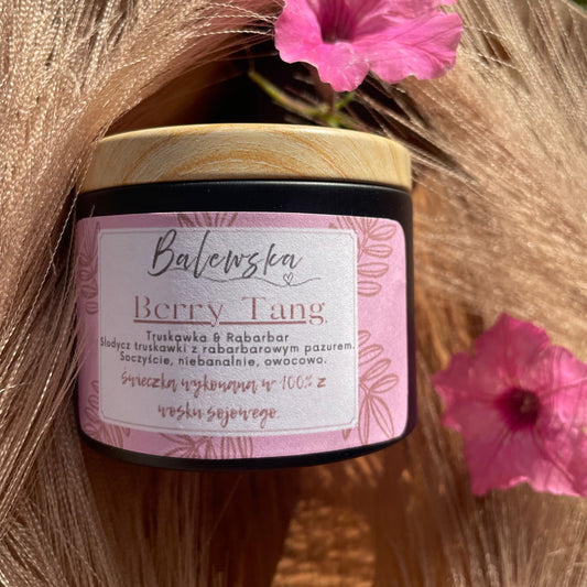 Berry Tang – świeca sojowa o zapachu truskawki i rabarbaru