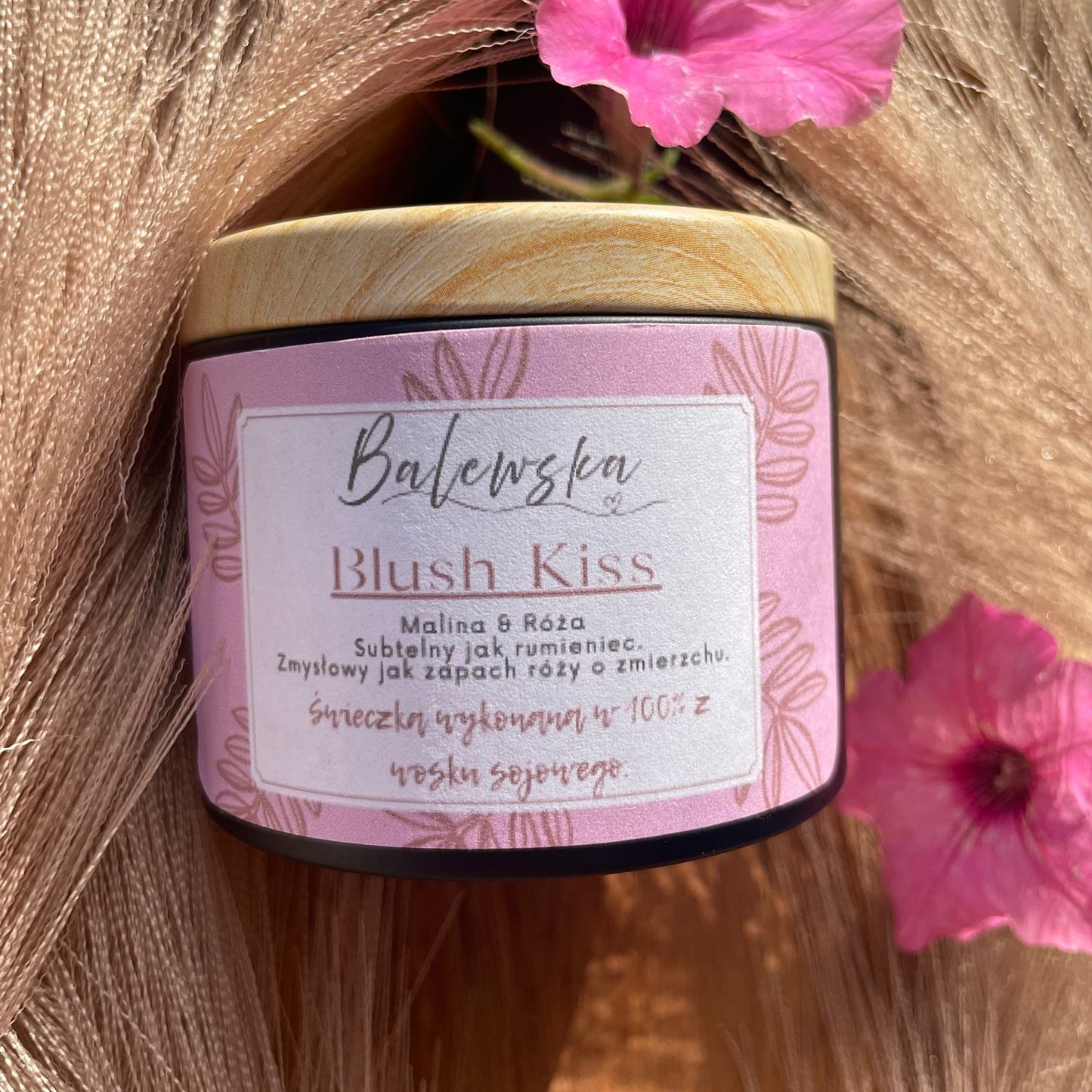 Blush Kiss – świeca sojowa o zapachu maliny i róży