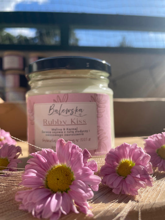 Rubby Kiss – świeca sojowa o zapachu maliny i karmelu