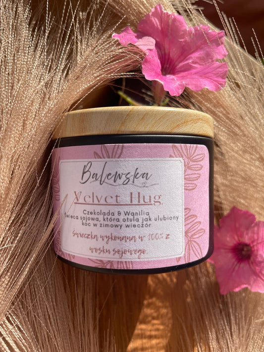 Velvet Hug – świeca sojowa o zapachu czekolady i wanilii