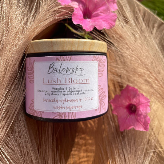 Lush Bloom – świeca sojowa o zapachu jaśminu i wanilii