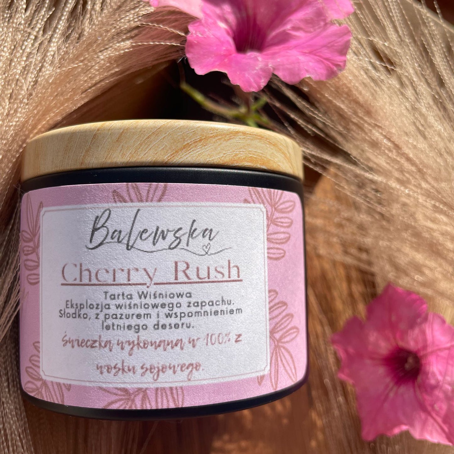 Cherry Rush – świeca sojowa o zapachu wiśniowej tarty